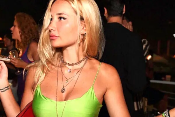 Denise Esposito: Una Voce nel Cuore della Comunità