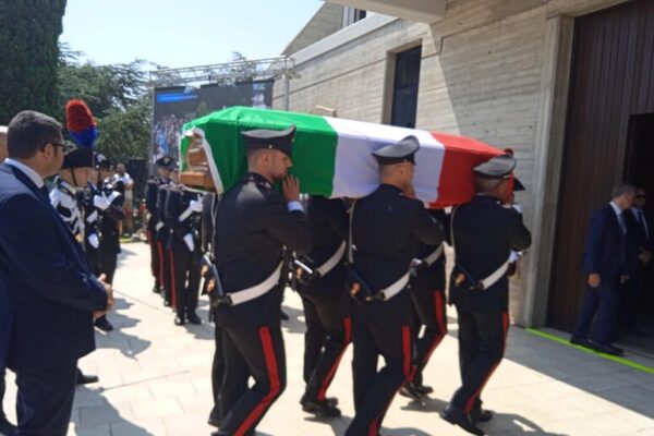 Funerali di un Carabiniere: Un Momento di Riflessione Nazionale