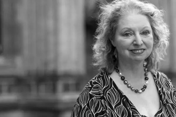 L’eredità di Hilary Mantel: Un tributo alla scrittrice con il Premio Booker