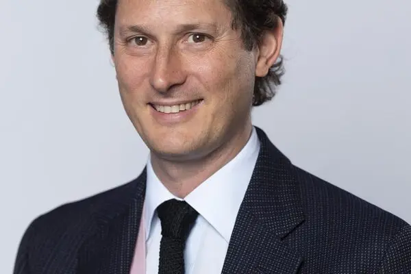 John Elkann: Visione e Leadership nella Svalutazione Autmobilistica