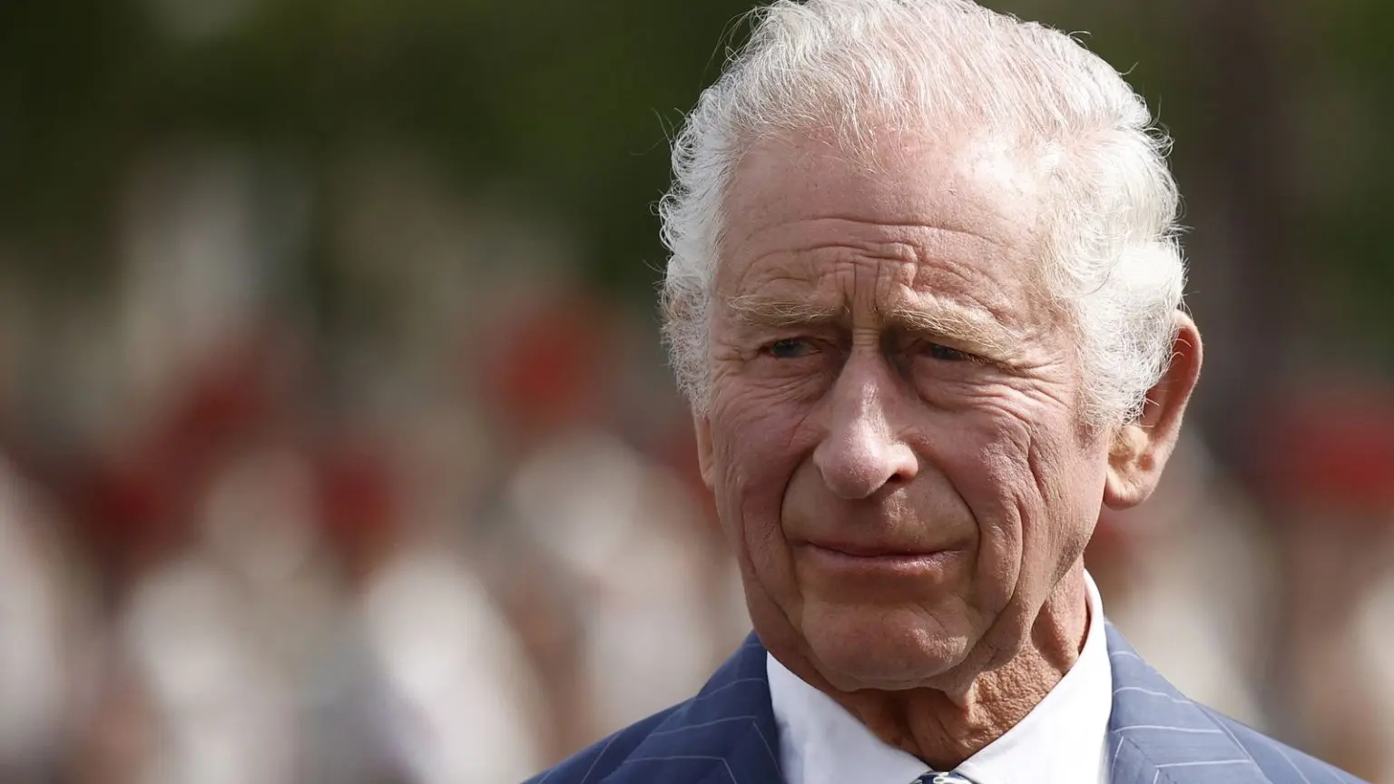 Il Tumore di Carlo III: Cause, Sintomi e Impatti Sociali