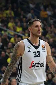 Il Percorso e i Successi di Achille Polonara nel Basket