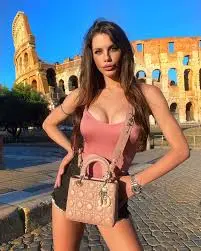 Antonella Fiordelisi: La nuova icona dei social media