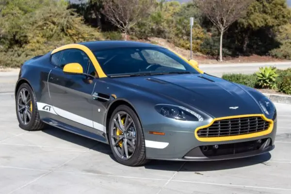 Aston Martin: Innovazione e Tradizione nel Mondo delle Auto di Lusso