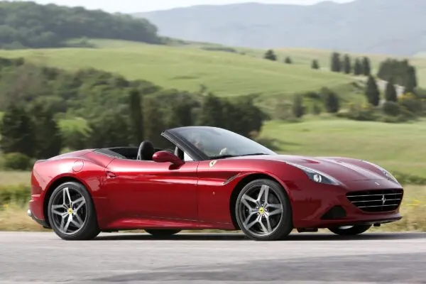 Ferrari: Innovazione e Tradizione nel Mondo delle Auto