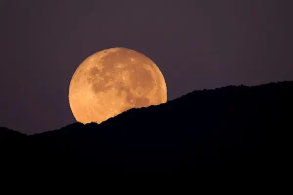 Luna Oggi: Cosa Accade nel Nostro Satellite Naturale