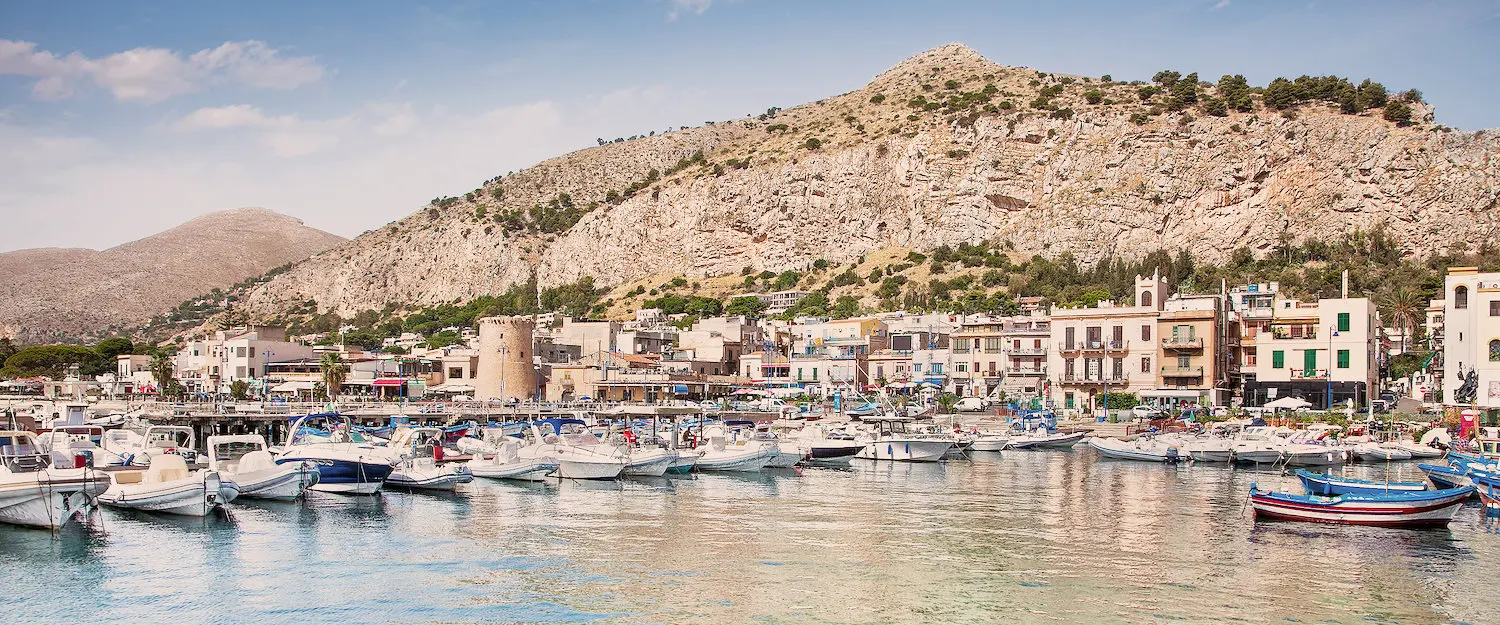 Mondello: La Spiaggia Iconica di Palermo