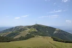 Monte Nerone: Una Perla Nascosta dell’Appennino Marchigiano