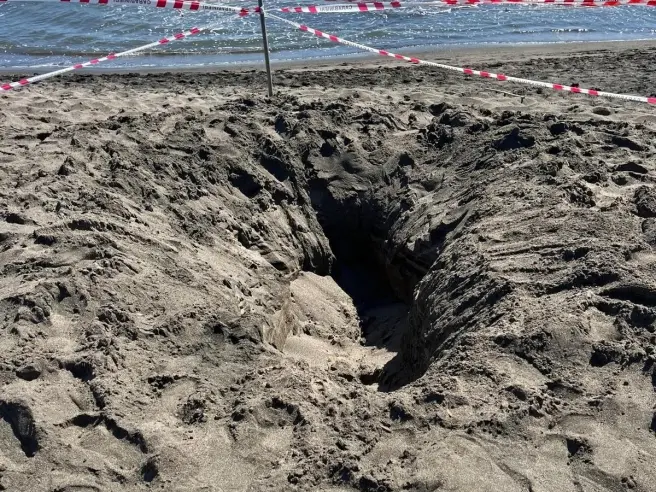 Tragedia in spiaggia: ragazzo morto sotto la sabbia
