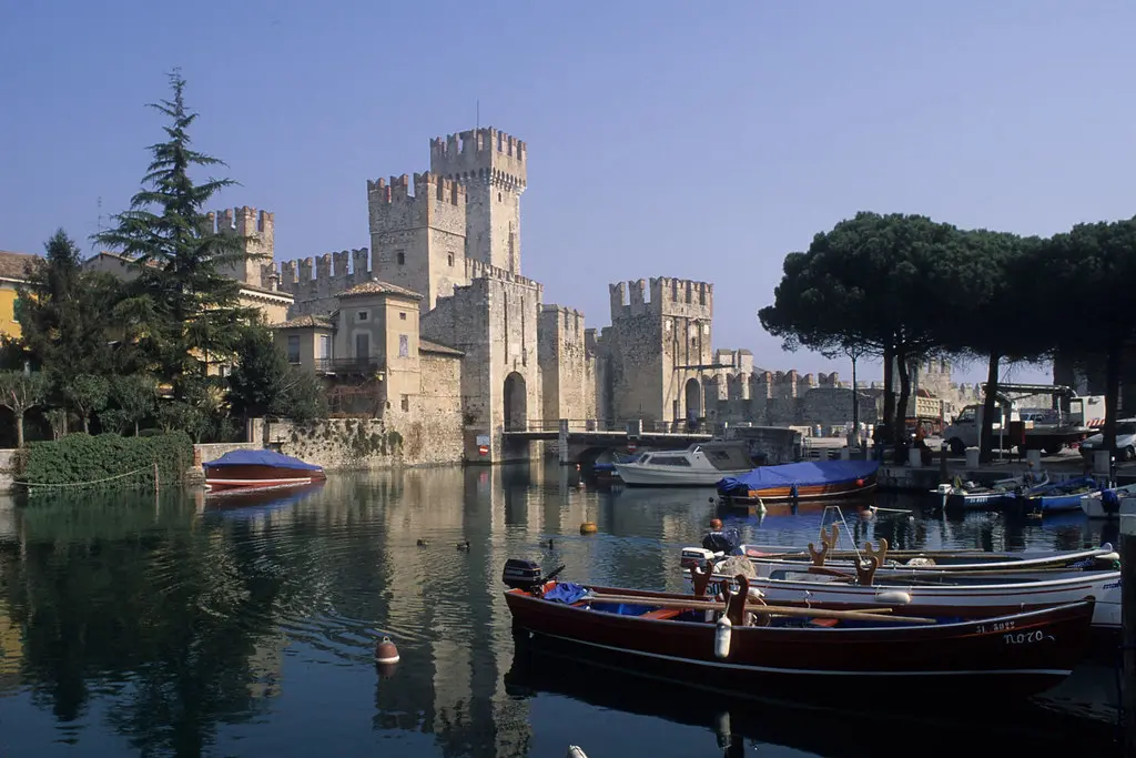 Sirmione: Un Viaggio nella Storia e Bellezza del Lago di Garda