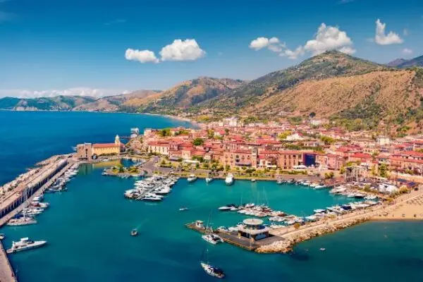 Acciaroli: Il Fascino di un Borgo della Costiera Amalfitana
