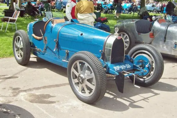 Bugatti: Storia e Innovazioni nel Mondo delle Auto Sportive