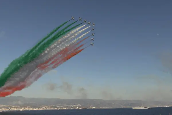 Le Frecce Tricolori in Azione a Messina image 1