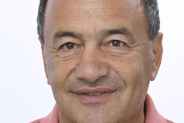 Mimmo Lucano: La Storia di Riace e l’Integrazione degli Immigrati