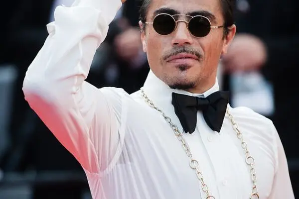 Il fenomeno Salt Bae: un’icona della ristorazione moderna