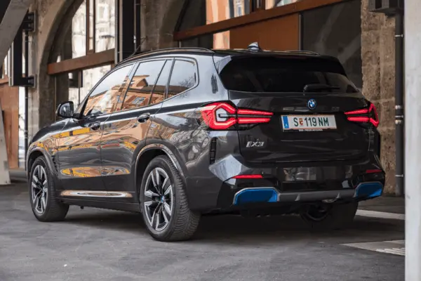 BMW iX3: Il futuro dell’auto elettrica è qui