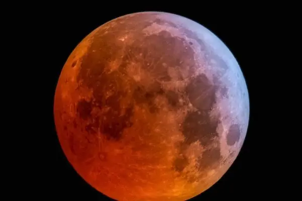 Eclissi Lunare e la Luna Rossa: Un Fenomeno Celeste Unico