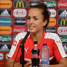 La Carriera e l’Impatto di Lia Walti nel Calcio Femminile