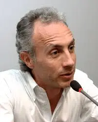 Marco Travaglio: La Voce dell’Inchiesta Giornalistica in Italia