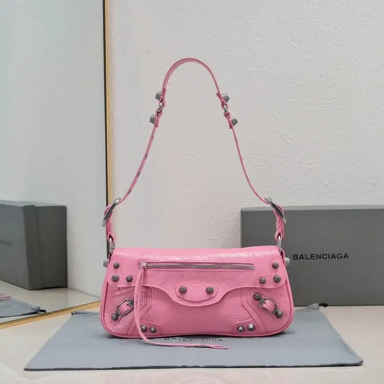 L’Impatto di Balenciaga nel Settore della Moda