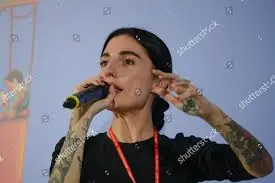 Carlotta Vagnoli: La Stilista che Rinnova la Moda Sostenibile