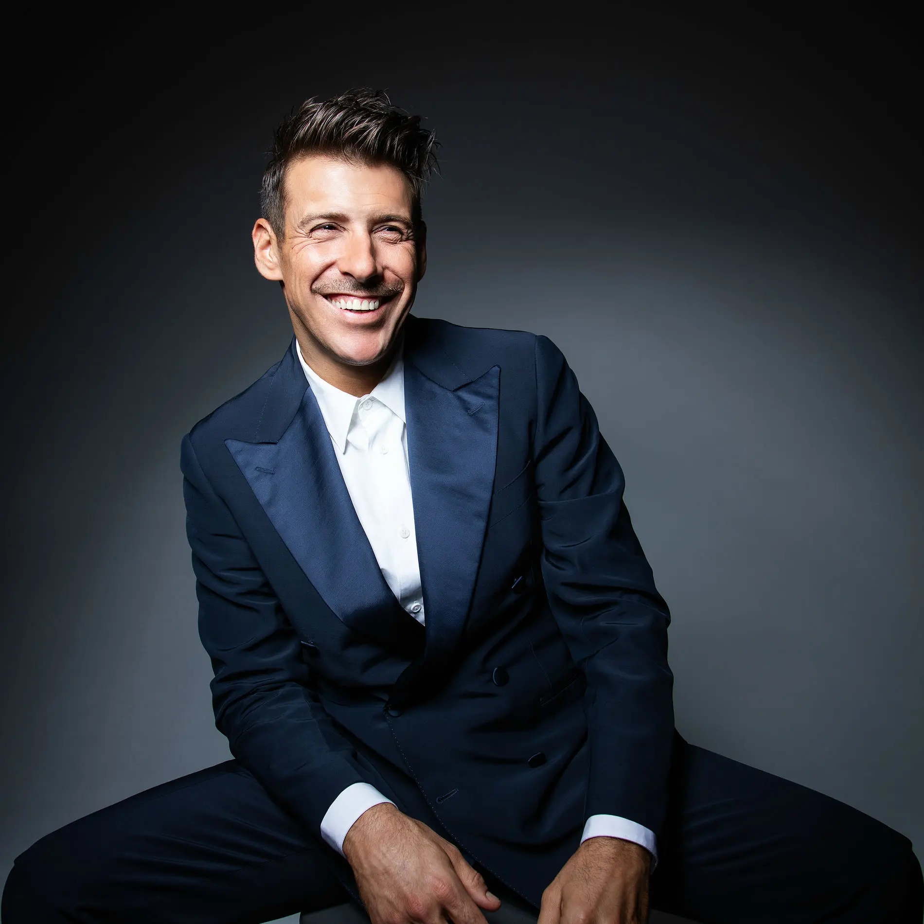 Francesco Gabbani: La Storia di un Cantautore di Successo