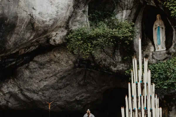 Lourdes: Significato e Importanza del Luogo di Pellegrinaggio