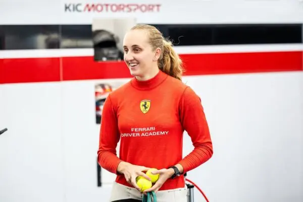 Maya Weug: La Prima Donna del Ferrari Driver Academy
