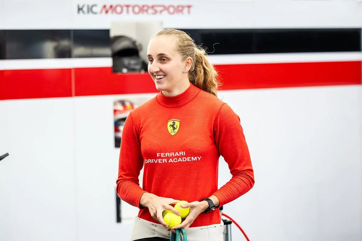 Maya Weug: La Prima Donna del Ferrari Driver Academy