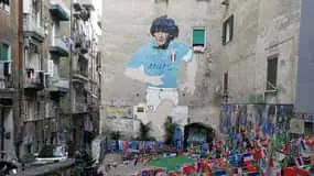 Murales Maradona: Un Ombra di Genio sulla Città di Napoli