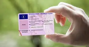 Ottenere la patente a 17 anni in Italia: Requisiti e Regole
