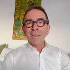 Pino Strabioli: Dalla TV al Teatro, un Talentuoso Artista