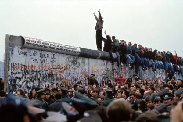 La Caduta del Muro di Berlino: Un Momento Storico