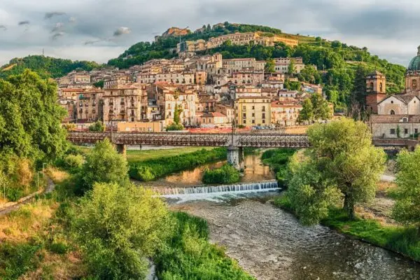 Catania e Cosenza: Un confronto tra due storie italiane