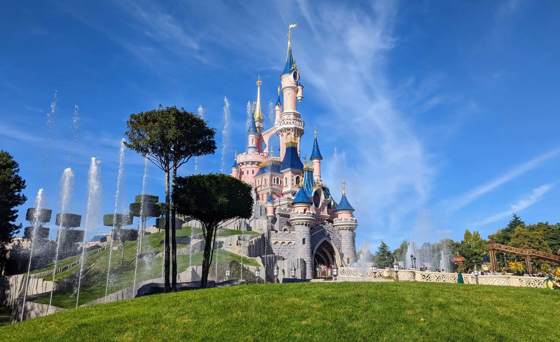 Scopri Disneyland Paris: Un Mondo di Magia e Avventure