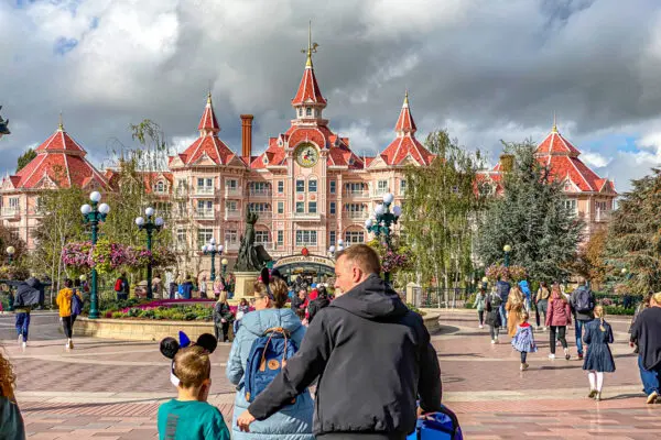 Scopri Disneyland Paris: Il Regno della Magia