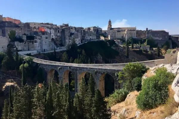 Esplorando Gravina di Puglia: Storia e Bellezze Naturali