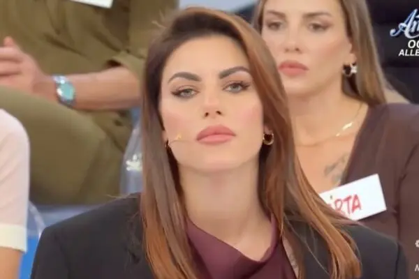 Nicole Belloni: Un Talento Emergente nel Panorama Musicale