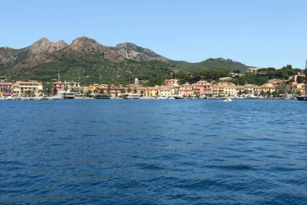 Esplorando Porto Azzurro: Storia e Bellezze Naturali