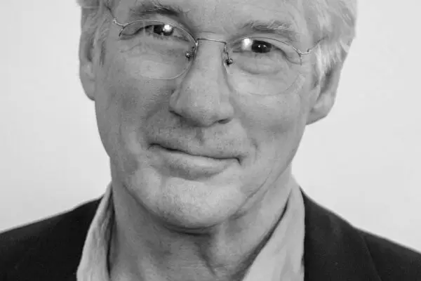 Richard Gere: Un’icona del Cinema e della Solidarietà