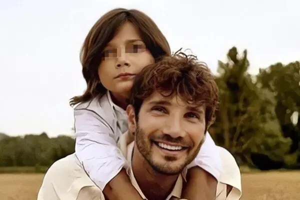 Stefano De Martino: Il Viaggio di un Papà Esemplare