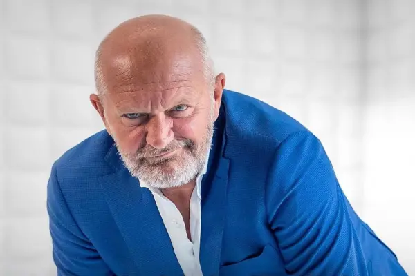 Alla Scoperta di Andrea Pucci: Comico e Showman Italico