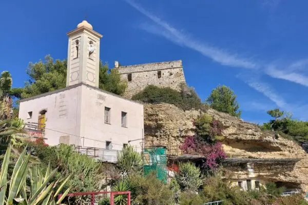 Scopri Arma di Taggia: Gemma della Liguria