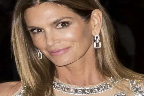 La Carriera di Cindy Crawford e il Suo Impatto nella Moda image 1