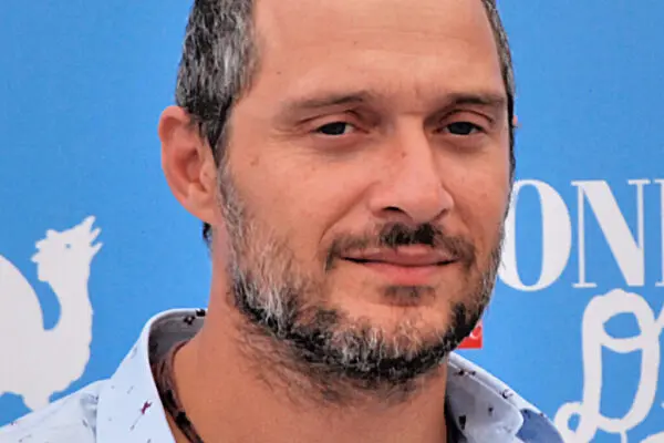 Claudio Santamaria: Il Viaggio di un Grande Attore Italiano