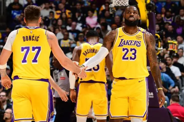 Lakers contro Mavericks: Sfide e Momenti Salienti