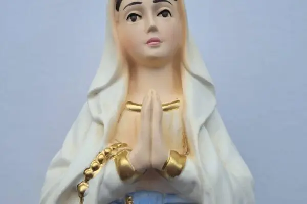La Madonna di Lourdes: Simbolo di Fede e Guarigione