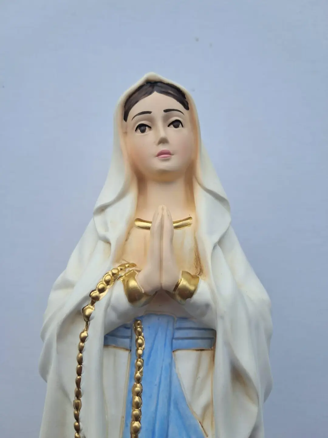La Madonna di Lourdes: Simbolo di Fede e Guarigione