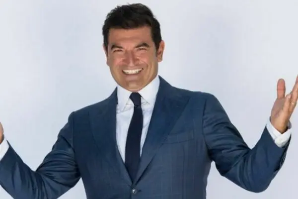 Max Giusti: Una Voce Unica nel Panorama Comico Italiano