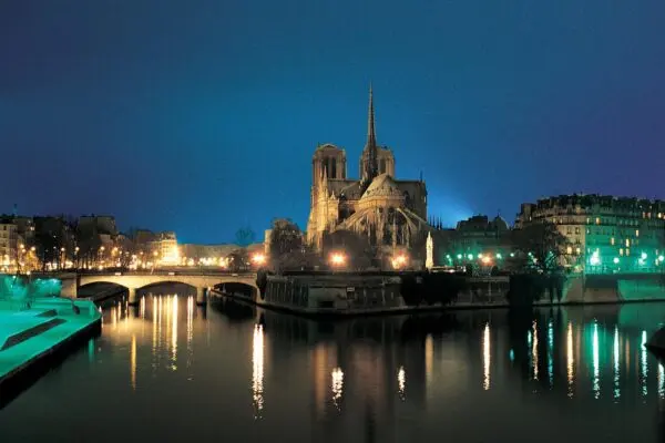 Parigi: Una Guida alla Capitale Francese